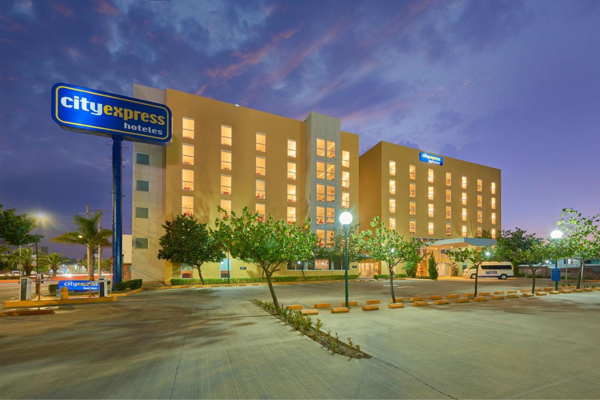 City Express By Marriott Irapuato Norte Екстериор снимка